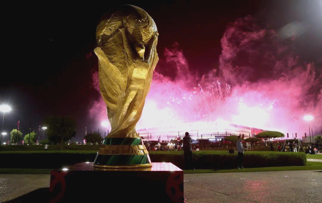 包含东道主选手备受期待，赛场现场气氛热烈的词条