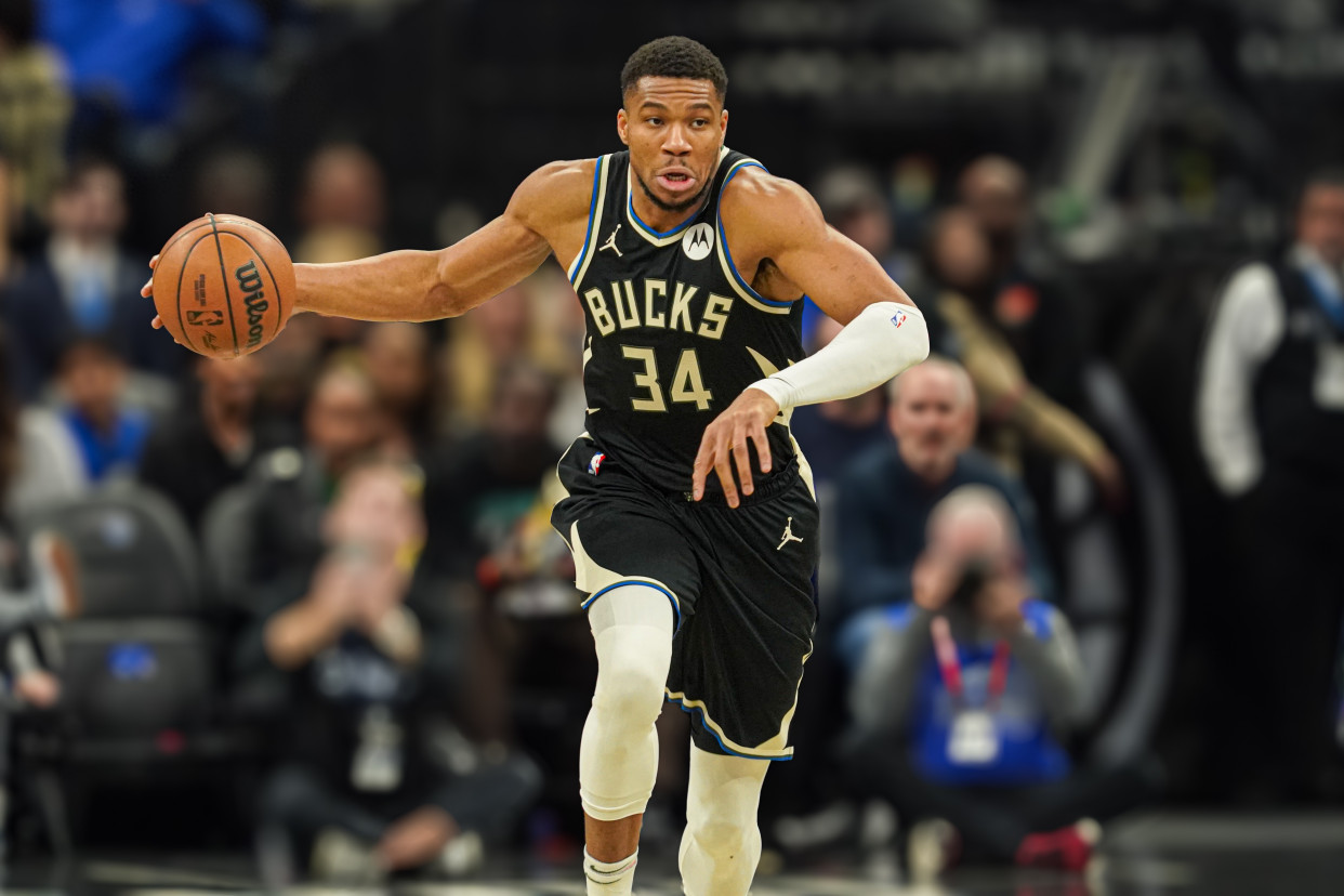 关于雄鹿客场大胜马刺,字母哥再献+的超神表现的信息 关于雄鹿客场大胜马刺,字母哥再献+的超神表现的信息