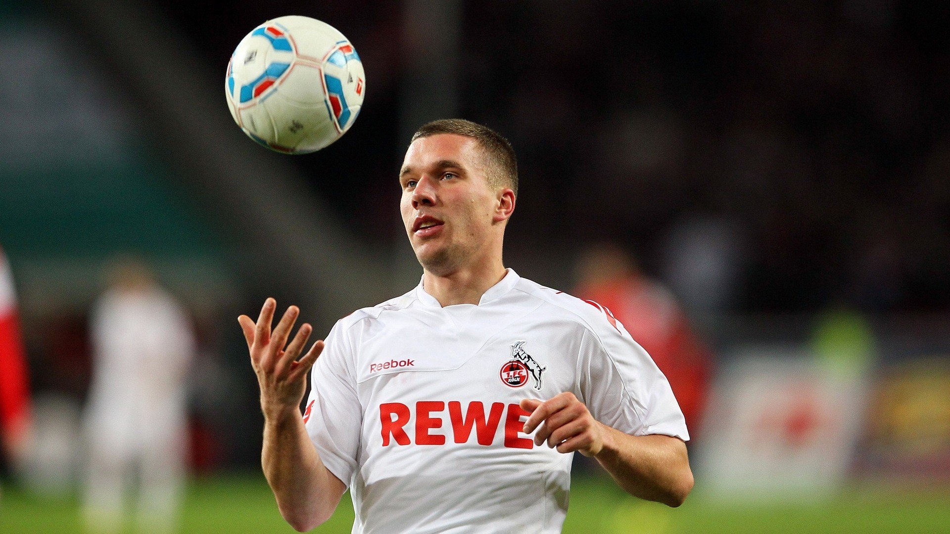 街道狂飙与绿茵突围，从F1焦点战到委内瑞拉关键战的双重奏